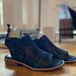 Söfft women’s size 8 black leather 1” Nalda sandal, brand new in box